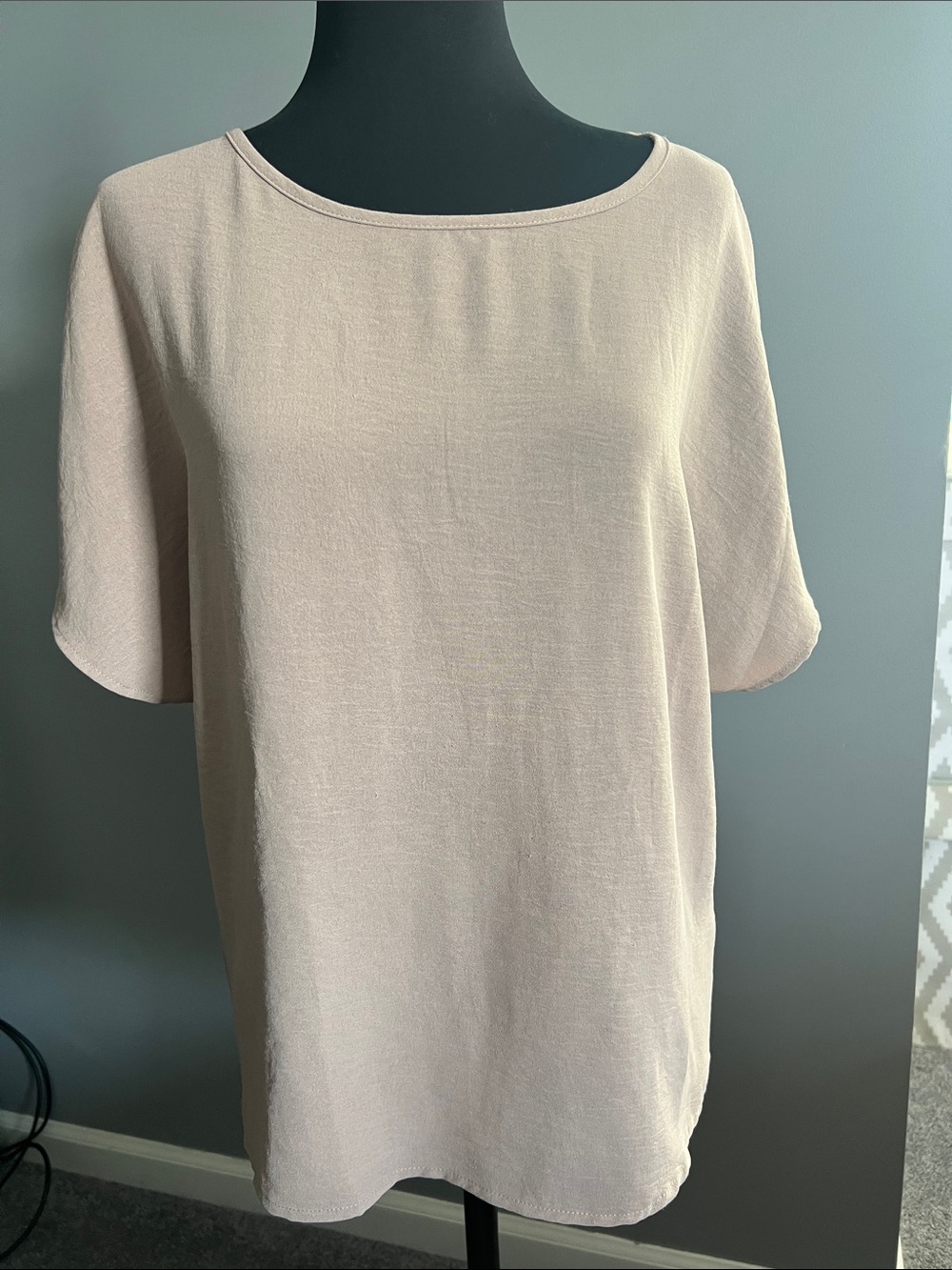 Women's Scoop Neck Short Sleeve Top in tan SZ S